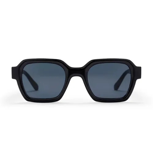 CHPO THE AK Sonnenbrille shiny black/black - Stilvolle Unisex Sonnenbrille mit schwarzem Rahmen und Gläsern, ideal für sonnige Tage. UV400-Schutz und aus recyceltem Material gefertigt, vereint sie Nachhaltigkeit und modernes Design.