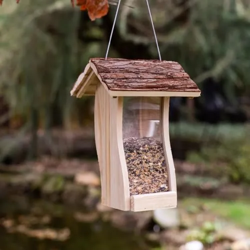CULT at home Vogel Futterhaus Holz – Hängendes Futterhaus für Wildvögel - Futterstation für Wildvögel, mit hochwertiger Aufhängeschnur und schrägem Dach, schützt Futter vor Nässe und Fressfeinden. Ideal für Terrasse oder Balkon.