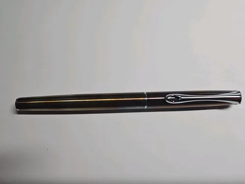 Füllhalter Traveller Flame M - Füller mit ganzmetallischem, handgeflammt Glanzlackgehäuse und hochwertiger Edelstahlfeder für ein luxuriöses Schreiberlebnis.