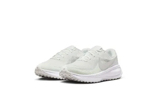 Nike Revolution 8 Beige 42,5 EU - Sportlicher Laufschuh in OFF WHITE/METALLIC SILVER-BARELY GREEN, ideal für den Alltag. Atmungsaktives Obermaterial und leichte Phylon-Mittelsohle bieten hohen Komfort beim Laufen.