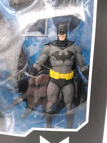 DC Justice League Monsterverse Actionfigur Batman - Actionfigur Batman aus dem DC Universum, detailgetreu und ideal für Sammler und Fans von Comic-Helden.