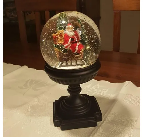 LED Schneekugel Weihnachtsmann auf Sockel – Peha PT-22130