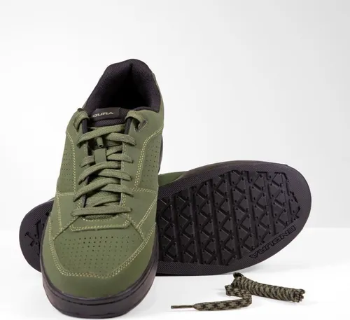Endura Hummvee Radschuhe Größe 46 - Oliv - Fahrradschuhe im klassischen Sneakerdesign, ideal für Komfort und Alltag mit griffiger Sohle für optimalen Halt.