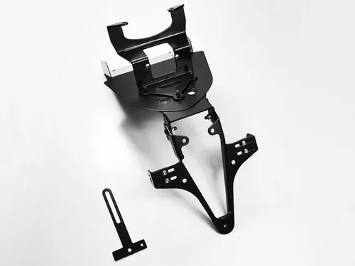 ZIEGER Kennzeichenhalter Basic für Triumph Street Triple 675 (BJ 2007-12) - Hochwertiger ZIEGER Kennzeichenhalter für Triumph Street Triple 675, schwarz pulverbeschichtet. Langlebig, wetterfest und einfach zu montieren. Verstellbarer Neigungswinkel für sportliche Optik. ABE-frei!