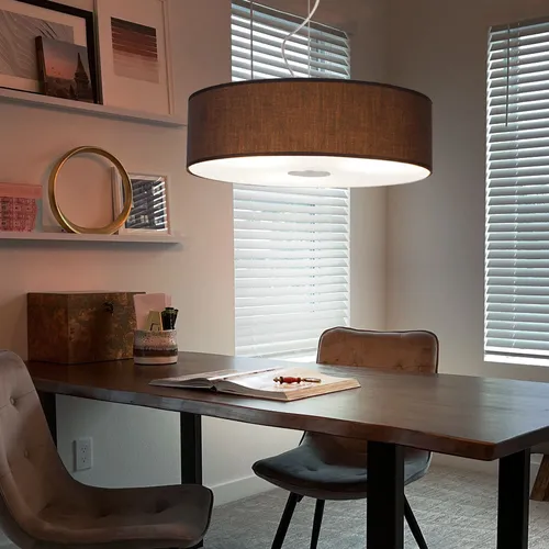 Pendelleuchte Textil für Esszimmer - Elegante hängende Wohnzimmerlampe - Lampen für stilvolle Beleuchtung am Esstisch. Die Pendelleuchte mit braunem Textilschirm bietet individuelle Lichtgestaltung dank 3x E27 Fassungen und bringt Eleganz in Ihr Zuhause.