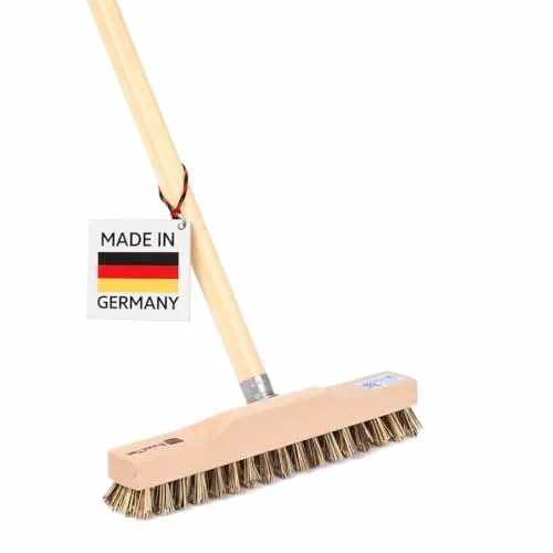 BawiTec Schrubber 28cm - Robuster Wischer mit Holzstiel - Besen für Haushalt und Werkstatt, hergestellt in Deutschland, mit schmaler Form und harten Union-Mix-Borsten für effektive Reinigung.
