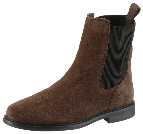 TOMMY HILFIGER FLAG SUEDE CHELSEA BOOT Damen - Elegante Chelseaboots aus dunkelbraunem Veloursleder, ideal für Business und Freizeit. Der elastische Einsatz sorgt für perfekten Sitz und die Hardcover-Flagge an der Ferse verleiht einen besonderen Akzent.
