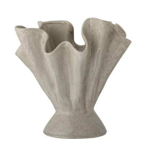 Bloomingville Plier Vase Natur Steingut 28,5x29 - Dekorative unförmige Blumenvase aus Steinzeug in Braun, ideal für einen modernen Look in jedem Raum.