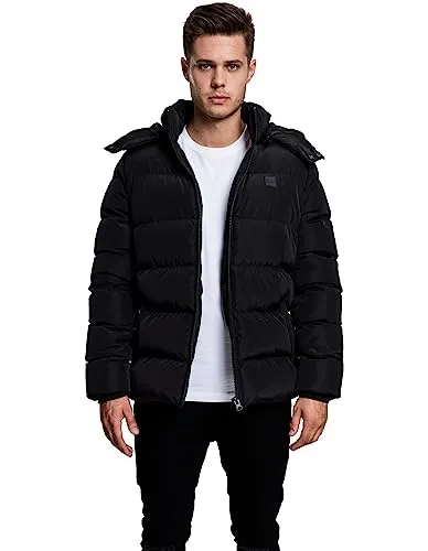 Urban Classics Herren Collegejacke, Schwarz, 3XL - Robuste Funktionsjacke im Daunenstil, gefüttert mit Fake-Daune, ideal für kalte Tage. Mit 2 Eingriffstaschen, hochschließendem Reißverschluss und abnehmbarer Kapuze für optimalen Windschutz.