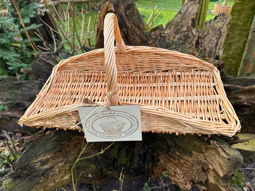 Blumen- und Kräuterkorb aus Weidenzweigen, naturbraun - Vielseitiger Korb aus Rattan für die Aufbewahrung von Blumen und Kräutern. Mit kompakten Maßen (L 53,9 × B 24,5 × H 32,8 cm) ideal für jeden Raum.