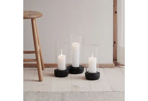 Stelton Hurricane - Wetterfestes Windlicht für drinnen & draußen - Windlichter für Teelichter & Stumpenkerzen, wetterfest mit robustem Steinzeugsockel und Wasserabfluss – ideal für romantische Stimmung in Haus und Garten.