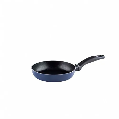 Kelomat Bratpfanne Gusto Azur 18 cm - Dunkelblau, Emaille Antihaft - Pfanne für kleine Portionen, ideal für Eierspeisen und Gemüse. Dank der PTFE-Beschichtung bleibt nichts haften und die Speisen werden gleichmäßig gegart.
