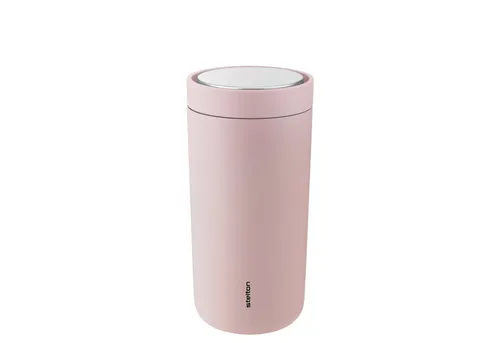 Stelton To Go Click Thermobecher 0.4 l. soft rose - Thermobehälter mit Vakuumisolierung, hält Getränke 4 Stunden heiß und 8 Stunden kalt. Die praktische 360-Grad-Trinkfunktion ermöglicht einfaches Trinken ohne Deckel.