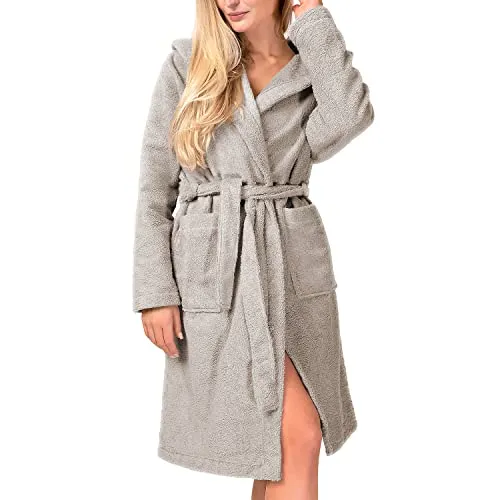 herzbach home Damen Bademantel mit Kapuze – flauschig und gemütlich in Sandgrau - Bademantel für Damen aus hochwertiger Baumwolle, besonders flauschig und saugfähig. Ideal für entspannte Stunden zuhause oder im Wellnessbereich.