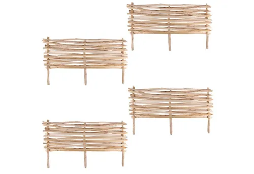 Home4Living Beetumrandung Beeteinfassung 4er Set Haselnuss, LxH: 5x40 cm - Charmante Beeteinfassung aus hochwertigem Haselnussholz. Ideal zur stilvollen Abgrenzung von Beeten und Wegen, vereint Funktionalität mit rustikalem Charme. Einfach im Boden zu verankern und langlebig in der Nutzung.