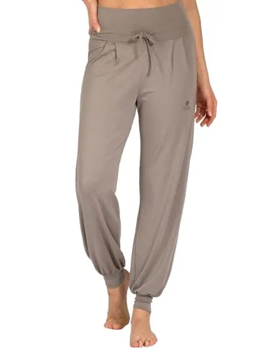 Magadi Yogahose Florence Dust XL – Bequem und nachhaltig - Bequeme Yoga-Hose von MAGADI aus Bio-Baumwolle und TENCEL Lyocell. Der breite Bund sorgt für Halt, während die elastischen Bündchen Bewegungsfreiheit bieten. Ideal für Yoga und Sport, nachhaltig produziert in Deutschland und Portugal.