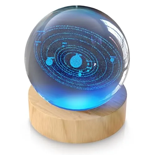 CSL-Computer Gravur Universum – LED Crystal ball - RGB Light Nachtleuchte – K9 Kristall Durchmesser 6 cm – mit Holzsockel - 5V USB Stromversorgung