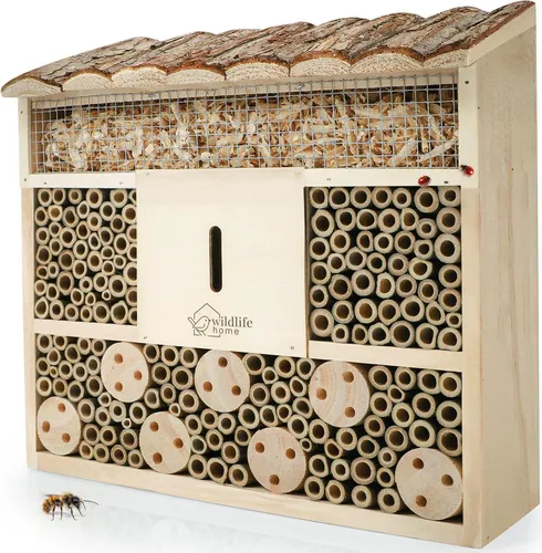 Wildbienen-Villa aus Kiefernholz mit Rindendach - Insektenhotels bieten Wildbienen und anderen Nützlingen einen geschützten Rückzugsort. Mit Rindendach für optimalen Wetterschutz und natürlichen Füllmaterialien für zusätzliche Lebensräume.