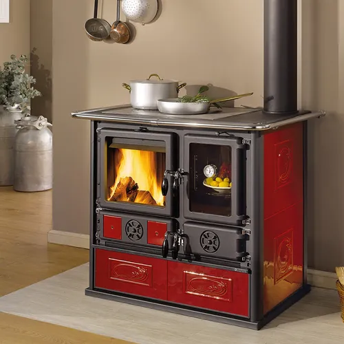 La Nordica Rosa Reverse Küchenherd Liberty Bordeaux 8,2 kW - Kaminofen mit 8,2 kW Nennwärmeleistung, eleganter roter Keramikkorpus und hohem Wirkungsgrad von 86,5%. Ideal für gemütliche Küchen und effizientes Heizen.