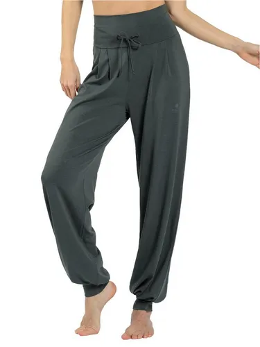 Magadi Yogahose Florence Khaki aus Naturmaterial S - Bequeme Yoga-Hose von MAGADI mit breitem, verstellbarem Bund für optimalen Halt. Hergestellt aus nachhaltiger Bio-Baumwolle und TENCEL Lyocell für höchsten Tragekomfort und Bewegungsfreiheit. Ideal für jede Yoga-Praxis.