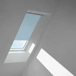 VELUX Verdunkelungsrollo uni himmelblau manuell - Rollos für optimale Verdunkelung, ideal für Schlaf- und Kinderzimmer. Einfach zu bedienen, schmutzabweisend und verbessert die Dämmwirkung im Winter.