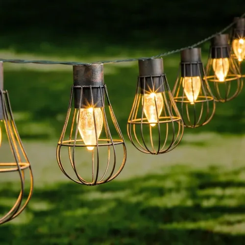 Solar Gartenlichterkette mit warmweißen Lampions - Lampen - Solar-Lichterkette im Industriestil mit rustikalen Metall-Lampions, flexibel einsetzbar und mit Einschaltautomatik bei Dämmerung für stimmungsvolle Abendbeleuchtung.