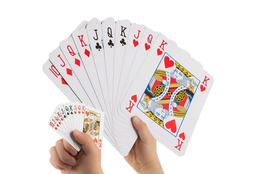Goods+Gadgets Spiel Jumbo Pokerkarten XXL – Riesige Spielkarten für Spiele, Party & Spaß, XXL Pokerkarten, Riesige Poker Spielkarten