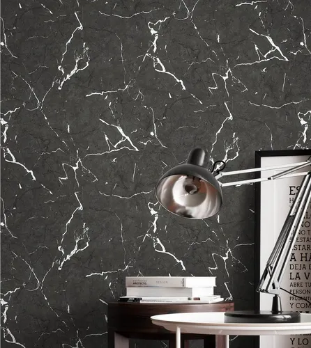 Newroom Vliestapete Kayla Schwarz - Glamouröse Marmortapete für Ihr Zuhause - Elegante Vliestapete in Schwarz mit silbernen Marmoradern. Die glänzende Oberfläche sorgt für einen luxuriösen Look und passt ideal in Wohnzimmer, Schlafzimmer und Flur. Pflegeleicht und scheuerbeständig für langanhaltende Schönheit.