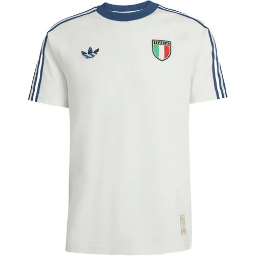 ADIDAS Herren Fanshirt Italien Originals T-Shirt - Erlebe Fußball-Style mit dem Italien Originals T-Shirt von ADIDAS. Der moderne Schnitt und der weiche Stoff bieten hohen Tragekomfort für jeden Anlass – perfekt für Fans, die ihren Teamgeist zeigen möchten.