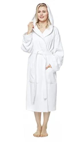 Arus Damenbademantel mit Kapuze, wadenlang, Baumwolle, XS-S, Weiß - Vielseitiger wadenlanger Damenbademantel aus 100% Baumwolle mit Kapuze und zwei großen Taschen. Ideal für Sauna, Spa oder als Morgenmantel. OEKO-TEX zertifiziert für höchsten Tragekomfort und Langlebigkeit.