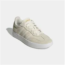 adidas Damen BARREDA Shoes - Elegante Sneakers in Wonder White - Damen-Sneaker mit regulärer Passform, klassischem T-förmigem Overlay und bequemer Gummi-Cupsohle für optimalen Tragekomfort.