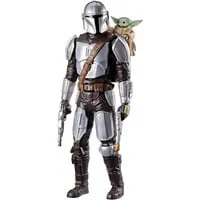 Star Wars The Mandalorian & Grogu Action-Figur mit Soundeffekten (28 cm) - Erlebe galaktische Abenteuer mit dieser 28 cm großen Action-Figur des Mandalorianers. Interaktive Soundeffekte und bewegliche Arme sorgen für Spielspaß bei Jungen und Mädchen ab 4 Jahren. Ideal für kreative Rollenspiele!