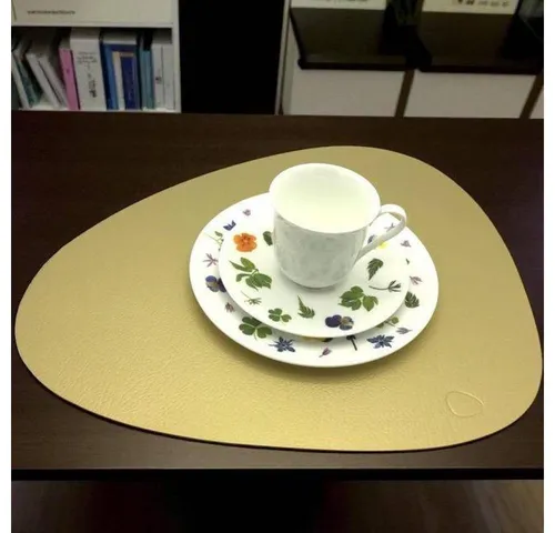 LIND DNA Platzset Curve L - Nachhaltiges Design - Das Platzset Curve L (37 x 44 cm) vereint zeitloses Design mit Langlebigkeit. Pflegeleicht und stilvoll, perfekt für anspruchsvolle Genießer. Hergestellt aus robustem Leder für dauerhafte Freude am Tisch.