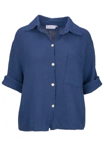 Seasons of April Hemdbluse CELINA MUSSELIN – Damen Musselin Bluse mit Tasche - Entdecken Sie die luftige CELINA Hemdbluse aus 100% Baumwolle. Lässig geschnitten mit Brusttasche, ideal für warme Tage. Vielseitig kombinierbar für Stadt, Urlaub oder Alltag.