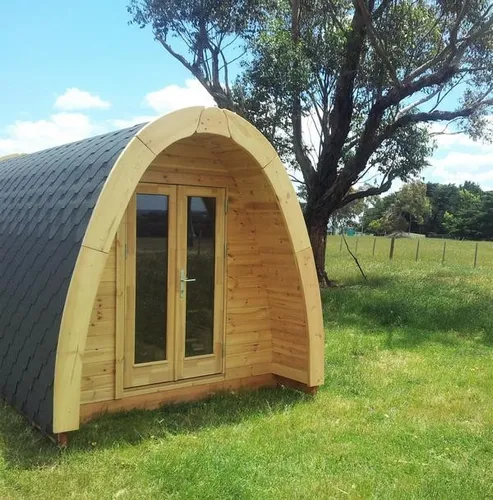 Naturhütte Freizeithaus - Skandinavisches Wochenendhaus für Garten - Geräumiges Gartenhaus aus Kiefernholz mit wasserdichtem Dach. Ideal für entspannte Wochenenden im Freien. Maße: 5,9 x 2,4 x 2,6 m, inklusive Boden und Doppeltüren.