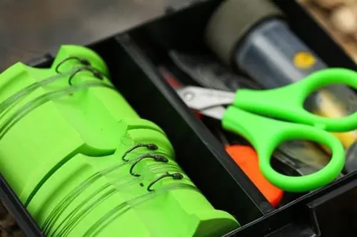 Korda Zig Box - Vorfachbox für Karpfenangler - Angeltaschen, praktische Aufbewahrungsbox für Zig-Rigs, schlagfester Kunststoff und vier EVA-Spulen für optimale Organisation und Schutz Ihrer Angelausrüstung.