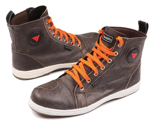 Modeka Lane Motorradstiefel Braun Gr. 40 - Hochwertige Rindleder-Stiefel mit verstärkten Bereichen für optimalen Schutz und Komfort, inklusive anatomischer Einlegesohle und zusätzlicher Schnürsenkel.