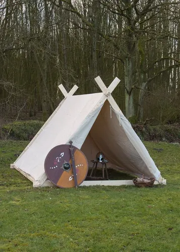 Battle-Merchant Wikingerzelt - Naturfarben 3x2.7m - Firstzelt für authentische Wikinger-Erlebnisse, leicht und robust mit 350 GMS Material, ideal für historische Nachstellungen oder Festivals.