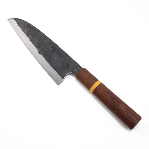 Handgeschmiedetes Santoku- oder Chefkochmesser 19,5 cm – Exzellente Schneidekunst - Hochwertiges handgeschmiedetes Santoku- oder Chefkochmesser mit 19,5 cm Klinge. Ideal für präzise Schneidearbeiten in der Küche. Ein elegantes Werkzeug für jeden Koch.
