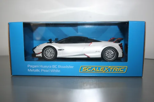 Scalextric C4399 1:32 Pagani Huayra BC Roadster - Slotcar für spannende Rennen, detailgetreu und robust für unvergesslichen Spielspaß