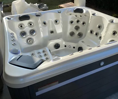 Freistehender Outdoor-Whirlpool 200x200 cm mit LED-Beleuchtung - Quadratischer Whirlpool aus hochwertigem Acryl mit 1000 L Fassungsvermögen. Ideal für entspannende Stunden im Freien. Genießen Sie die stimmungsvolle LED-Beleuchtung und die robuste Bauweise.