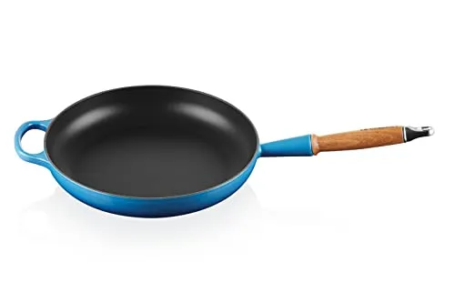 Le Creuset Bratpfanne Signature 28cm, Azure - Hochwertige Gusseisenpfanne für gleichmäßiges Kochen und Braten, mit ergonomischem Gegengriff und stilvollem Holzgriff. Ideal für köstliche Ergebnisse und lange Wärmehaltung.