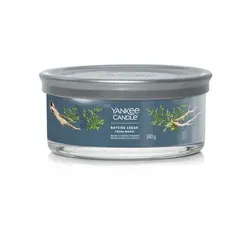 Bayside Cedar Signature Multiwick Tumbler 340g - 5-Docht Kerze - Duftkerze mit 5 Dochten für ein intensives Dufterlebnis, inspiriert von einem frischen Frühlingsregen und ideal für eine entspannende Atmosphäre.