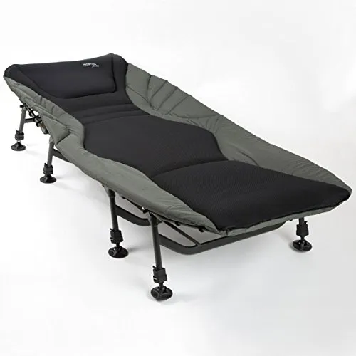 Mostal Alu King Size Bedchair - Deluxe Angelliege für bis zu 180kg - Karpfenliegen mit hohem Liegekomfort, stufenlos verstellbaren Beinen und leichtem Aluminiumrahmen. Ideal für Angeltrips und Camping, belastbar bis 180kg und mit integriertem Kopfkissen.