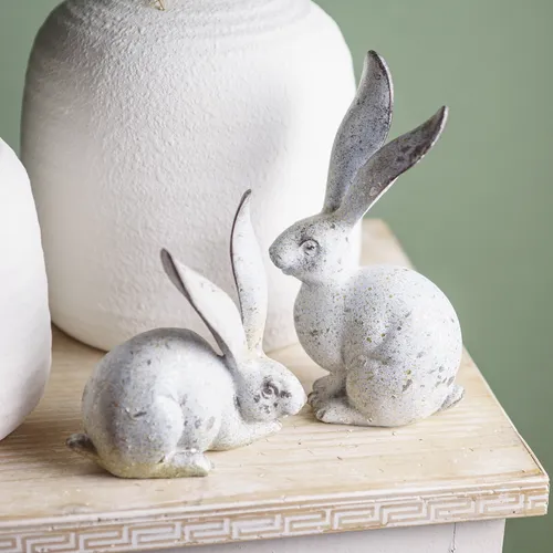 Deko-Hasen 2er-Set für Garten und Tischdeko - Oster-Dekoration im Shabby Chic mit Beton-Optik, ideal für frühlingshafte Akzente im Garten oder auf dem Tisch.