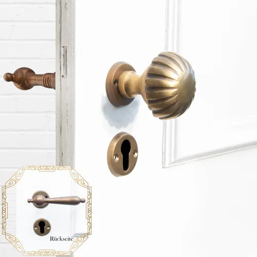 Antikas Türbeschlag mit Türklinke und Knauf - Eleganter Türbeschlag für Haustüren aus patiniertem Massiv-Messing, ideal für historische und moderne Türen. Inklusive griffgeschmeidiger Klinke und antikem Knauf für einen stilvollen Akzent.