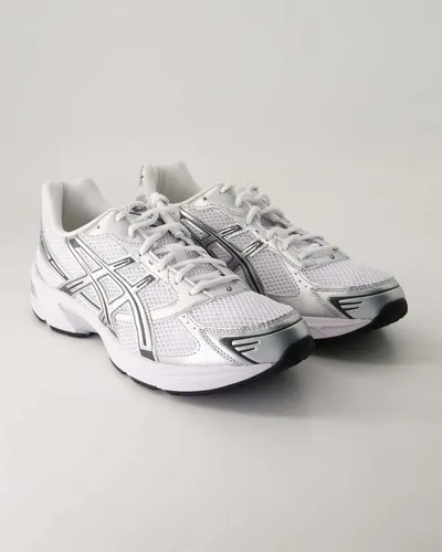 ASICS GEL-1130 Weiß / Reines Silber - Sneaker mit GEL-Dämpfung - Sneaker mit Retro-Laufstil und moderner GEL-Dämpfung für optimalen Komfort. Die frische Farbgebung in Weiß und Silber sorgt für einen sportlichen Look, ideal für den täglichen Gebrauch.