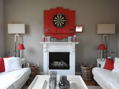 WDS Dartscheibe WOODEN Dartboard Surround, (Premium Dart-Wandschutz, Burned Look (Geflammt) oder Color Design), Optionaler Tablet-Halter