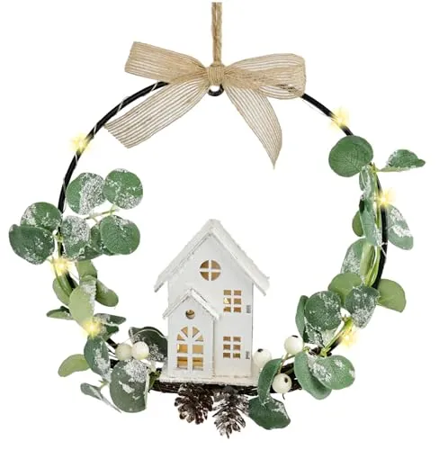 Dekorierter Metallring 22 cm mit LED‑Haus Eukalyptus Zapfen LED Deko‑Ring zum Hängen Kranz Dekokranz Türdeko Wanddeko Adventsdeko Weihnachtsdeko Kränze Türkranz Weihnachtskranz Wandkranz Winterdeko
