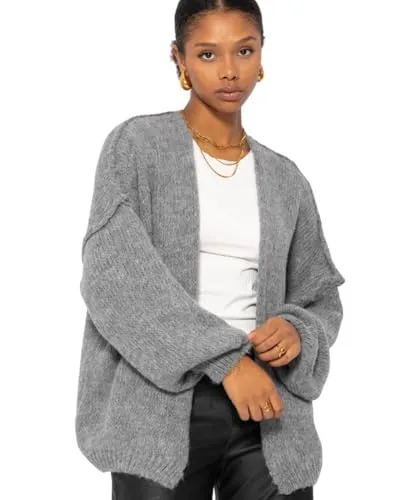 SASSYCLASSY Strickjacke Damen kurz mit Außennähten - Stylische Strickjacke für Damen in Oversize-Form, perfekt für Herbst und Winter. Hergestellt aus kuscheligem Grobstrickmaterial, bietet sie sowohl Komfort als auch Eleganz.